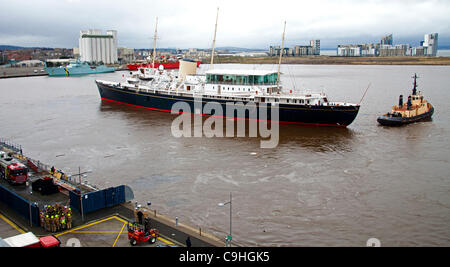 Edinburgh, UK. 6. Januar 2012. Die Royal Yacht Britannia Dock in Leith, Edinburgh trocknen verschoben wird. Das Schiff musste Wasser nach ein Tür-Leck bei der Vorbereitung für den Umzug nach Dry Dock gepumpt haben. Stockfoto