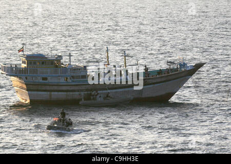 Ein Matrose an Bord ein Rettungsboot beobachtet einen Besuch, Board, Durchsuchung und Beschlagnahme Team, nach der Reaktion auf einen Notruf von der Crew, die Gefangenschaft von somalischen Piraten 5. Januar 2012 in das Arabische Meer stattfand, geführte Flugkörper USS Kidd neben einer iranischen Angeln Dhau Al Molai zugewiesen. Die Kidd-Besuch Stockfoto