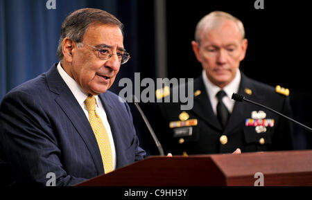 E.-Verteidigungsminister Leon Panetta und General Martin Dempsey, Vorsitzender der Joint Chiefs Of Staff, Adresse der Medien kurz nach Präsident Barack Obama die Pentagon-Presse-Briefing-Raum während ein Medienereignis für die Verfügbarkeit, die Kürzungen im Pentagon-Haushalt zu diskutieren. Panetta und Dempsy Stockfoto