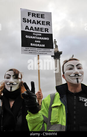 Anti-Guantanamo Bucht Protest vor der National Gallery London, UK. 7. Januar 2012. Demonstranten mit Guy Fawkes-Masken anlässlich des 10. Jahrestages der das Militärgefängnis. Stockfoto