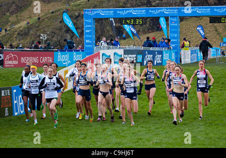 BUPA Great Edinburgh Cross Country Run, 7. Januar 2012, Senior Frauen 6-Km-Rennen. Gewinner: Fionnuala Britton EUR, zweiter: Gemma Stahl GBR, Drittens: Elle Baker GBR. Stockfoto