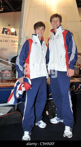 ExCel, LONDON, UK, Samstag, 1. September 2012. Lukas Geduld (links) und Stuart Bithell vor 1976 Olympia-Silber-Medaille K-300 Boot, Supercalifragillisticexpialidoso. 470 Klasse Segelteam für GB bei den Olympischen Spielen 2012. TeamGB Bekanntgabe des Segelns Athleten. Stockfoto