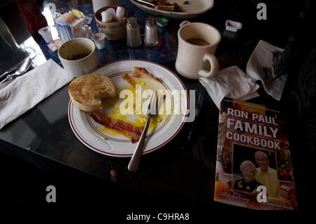 9. Januar 2012 - Manchester, New Hampshire, Vereinigte Staaten von Amerika - A Ron Paul Familie Kochbuch liegt auf dem Tisch neben dem Breakfast von Ron Paul Unterstützer. Republikanische Präsidentschaftskandidat Ron Paul begrüßt Fans und Studenten an der Franklin High School in Franklin, Massachusetts, in Moe Joe Stockfoto