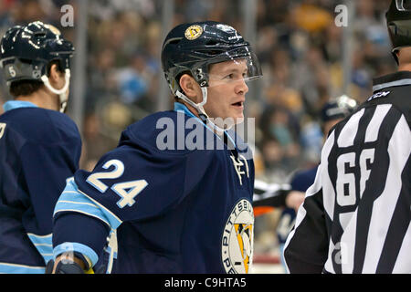 7. Januar 2012 - Pittsburgh, Pennsylvania, USA - Pittsburgh Linksaußen Matt Cooke (24) in der ersten Zeit gegen New Jersey.  Die New Jersey Devils gegen die Pittsburgh Penguins 3-1 im CONSOL Energy Center in Pittsburgh, Pennsylvania. (Kredit-Bild: © Frank Jansky/Southcreek/ZUMAPRESS.com) Stockfoto