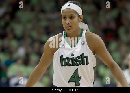 7. Januar 2012 - South Bend, Indiana, USA - Notre Dame Wache Skylar Diggins (#4) im zweiten Halbjahr Aktion der NCAA Frauen-Basketball-Spiel zwischen Connecticut und Notre Dame.  Die Notre Dame Fighting Irish besiegte die Connecticut Huskies 74-67 in Überstunden im Spiel im Purcell-Pavillon in der Mitte von Joyce ich Stockfoto