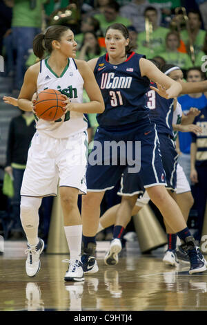 7. Januar 2012 - verteidigt Südschlaufe, Indiana, USA - Notre Dame nach vorne Natalie Achonwa (#11) sieht den Ball als Connecticut Center Stefanie Dolson (#31) im ersten Halbjahr Aktion der NCAA Frauen-Basketball-Spiel zwischen Connecticut und Notre Dame.  Die Notre Dame Fighting Irish besiegt die Connectic Stockfoto