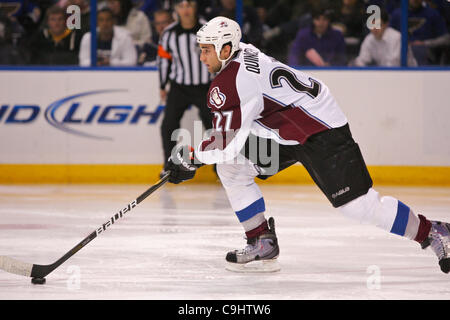 7. Januar 2012 - Saint Louis, Missouri, USA - Colorado Avalanche Verteidiger Kyle Quincey (27) in Aktion während eines NHL-Spiels zwischen der Colorado Avalanche und den St. Louis Blues im Scottrade Center in Saint Louis, Missouri.  Blues besiegte die Avalanche 4-0 (Credit-Bild: © Jimmy Simmons/Southcree Stockfoto