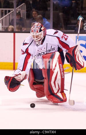 7. Januar 2012 - San Jose, Kalifornien, verfolgt US - Hauptstädte Goalie Tomas Vokoun (29) einen springenden Puck während der NHL-Spiel zwischen den San Jose Sharks und die Washington Capitals im HP Pavilion in San Jose, Kalifornien.  Nach der ersten Periode sind die Teams torlos. (Kredit-Bild: © Matt Cohen/Southcreek/ZUMA Stockfoto