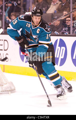 7. Januar 2012 - San Jose, Kalifornien, US - Haie Center Joe Thornton (19) trägt den Puck in das NHL-Spiel zwischen den San Jose Sharks und die Washington Capitals im HP Pavilion in San Jose, Kalifornien.  Nach der ersten Periode sind die Teams torlos. (Kredit-Bild: © Matt Cohen/Southcreek/ZUMAPRESS.co Stockfoto