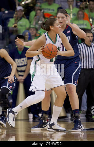 7. Januar 2012 - verteidigt Südschlaufe, Indiana, USA - Notre Dame nach vorne Natalie Achonwa (#11) sieht den Ball als Connecticut Center Stefanie Dolson (#31) im ersten Halbjahr Aktion der NCAA Frauen-Basketball-Spiel zwischen Connecticut und Notre Dame.  Die Notre Dame Fighting Irish besiegt die Connectic Stockfoto