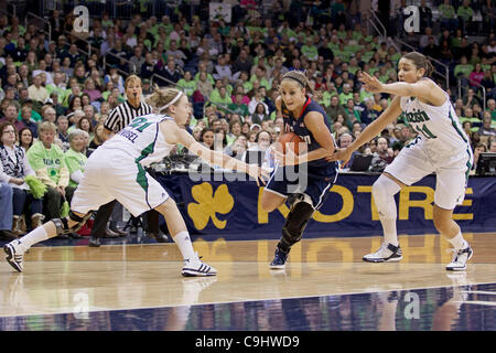 7. Januar 2012 - South Bend, Indiana, USA - Connecticut Wache Caroline Doty (#5) teilt die Verteidigung der Notre Dame Wache Natalie Novosel (#21) und Notre Dame weiterleiten Natalie Achonwa (#11) im ersten Halbjahr Aktion der NCAA Frauen-Basketball-Spiel zwischen Connecticut und Notre Dame.  Die Notre-Dame, Kämpfe ich Stockfoto