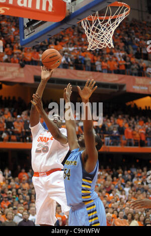 7. Januar 2012 - Syracuse, New York, USA - Syracuse Orange vorwärts Rakeem Christmas (25) das nichts erschossen in Marquette Golden Eagles hinwegnimmt weiterleiten Davante Gardner (54) in der zweiten Hälfte an den Carrier Dome in Syracuse, New York.  Nummer eins besiegte Marquette 73-66 bleiben in ungeschlagen Syrakus Stockfoto