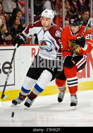 6. Januar 2012 - Chicago, Illinois, USA - Colorado-Verteidiger Kyle Quincey (27) und Chicago Flügel Viktor Stalberg (25)-Kampf um den Puck während des NHL-Spiels zwischen den Chicago Blackhawks und den Colorado Avalanche im United Center in Chicago, IL verlassen. Die Avalanche besiegte die Blackhawks 4-0. Stockfoto