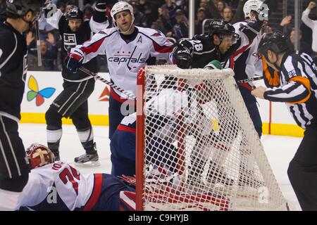 9. Januar 2012 - Los Angeles, Kalifornien, USA - Los Angeles Kings Jarret Stoll (28) feiert ein Ziel auf Hauptstädte Goalie Tomas Vokoun (29).  Die Könige zu besiegen die Washington Capitals 5: 2. (Bild Kredit: Josh Chapel/Southcreek/ZUMAPRESS.com ©) Stockfoto