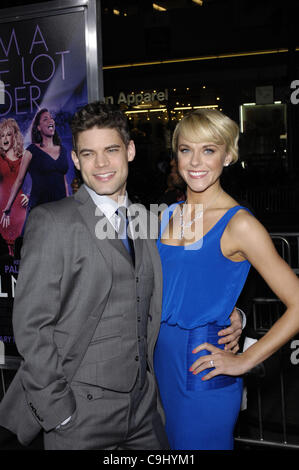 10. Januar 2012 - statt Hollywood, Kalifornien, USA - Jeremy Jordan und Ashley Spencer während der Premiere des neuen Films von Warner Bros. Bilder JOYFUL NOISE, im Grauman Chinese Theatre, am 9. Januar 2012, in Los Angeles. (Kredit-Bild: © Michael Germana/Globe Photos/ZUMAPRESS.com) Stockfoto