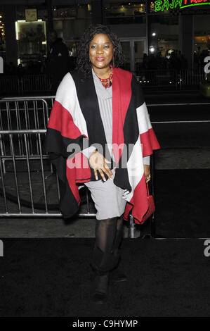 10. Januar 2012 - statt Hollywood, Kalifornien, USA - Loretta Devine während der Premiere des neuen Films von Warner Bros. Bilder JOYFUL NOISE, im Grauman Chinese Theatre, am 9. Januar 2012, in Los Angeles. (Kredit-Bild: © Michael Germana/Globe Photos/ZUMAPRESS.com) Stockfoto