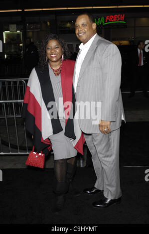 10. Januar 2012 - statt Hollywood, Kalifornien, USA - Loretta Devine und Glenn Marshall während der Premiere des neuen Films von Warner Bros. Bilder JOYFUL NOISE, im Grauman Chinese Theatre, am 9. Januar 2012, in Los Angeles. (Kredit-Bild: © Michael Germana/Globe Photos/ZUMAPRESS.com) Stockfoto