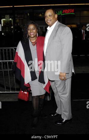 Loretta Devine, Glenn Marshall im Ankunftsbereich für JOYFUL NOISE Premiere, Graumans Chinese Theatre, Los Angeles, CA 9. Januar 2012. Foto von: Michael Germana/Everett Collection Stockfoto