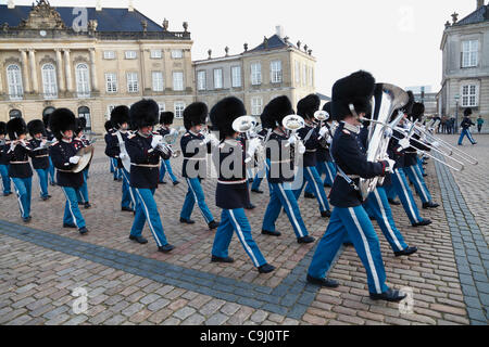Jan.Tuesday 10, 2012 - Amalienborg Palast, Kopenhagen, Dänemark - The Royal Life Guards mit einer erweiterten musikalischen Darbietung bei der Änderung der Wachen, die Feierlichkeiten von Königin Margrethe II von Dänemark beginnen 40-jähriges Jubiläum dieser Woche Stockfoto
