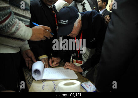 10. Januar 2012 - Ägypten, Ägypten - Jimmy Carter in der Stab-Farag-Schule. Während seiner Präsidentschaft in den 1970er Jahren half Carter Makler den Camp-David-Abkommen, die zu einem 1979 Friedensabkommen zwischen Israel und Ägypten führten. --Jimmy Carters Besuch der Ausschuss Wahl an Rod Farag Schule. Ehemalige US-Präsident Stockfoto