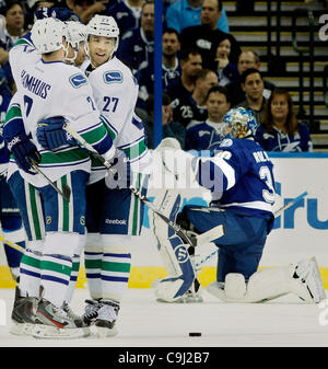 10. Januar 2012 - Tampa, FL - DIRK SHADD |  Zeiten. SP 348606 SHAD LIGHTNING 01 (10.01.12 TAMPA) Tampa Bay Lightning Torhüter Dwayne Roloson (30) bleibt nach unten als die Vancouver Canucks feiern ihr kurz übergeben Ziel machen das Ergebnis 2: 0 im zweiten Zeitraum Maßnahmen auf die Tampa Bay Times Forum in T Stockfoto