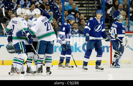 10. Januar 2012 - Tampa, FL - DIRK SHADD |  Zeiten. SP 348606 SHAD LIGHTNING 02 (10.01.12 TAMPA) Tampa Bay Lightning Steve Downie (9), Vinny Lecavalier (4) und Torhüter Dwayne Roloson (30) zusehen, wie die Vancouver Canucks ihre kurz übergeben Ziel machen das Ergebnis 2 feiern-0 während der zweiten Periode Ac Stockfoto