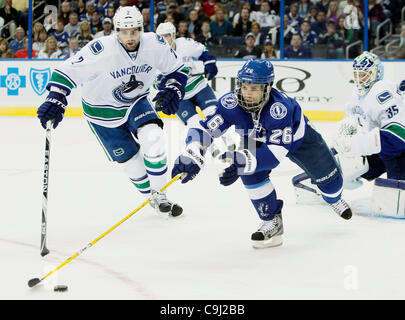 10. Januar 2012 - Tampa, FL - DIRK SHADD |  Zeiten. SP 348606 SHAD LIGHTNING 03 (10.01.12 TAMPA) Tampa Bay Lightning Marty St. Louis (26) Schlachten um den Puck gegen die Vancouver Canucks Dan Hamhuis (2) mit Torwart Cory Schneider (35). während der zweiten Periode Maßnahmen auf die Tampa Bay Times Forum im Netz Stockfoto