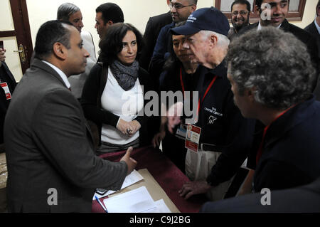 10. Januar 2012 - Kairo, Ägypten - ehemalige US-Präsident JIMMY CARTER gab den Daumen nach oben am Dienstag zu Parlamentswahlen in Ägypten. Präsident Carter kam in Ägypten als Teil einer Mission zur Wahlbeobachtung in das Land nach der Revolution.  (Kredit-Bild: © Ahmed Asad/APA-Images/ZUMAPRESS.com) Stockfoto