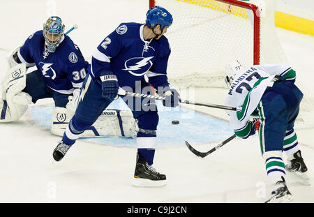 10. Januar 2012 - Tampa, FL - DIRK SHADD |  Zeiten. SP 348606 SHAD LIGHTNING 07 (10.01.12 TAMPA) Tampa Bay Lightning Torhüter Dwayne Roloson (30) Look bekommt schlagen sollen mit Verteidiger Eric Brewer (2) als Vancouver Canucks Manny Malhotra (27) ein Tor, kurz erzielt nachdem der Blitz ein von Steve Tor Stockfoto