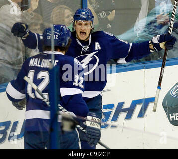 10. Januar 2012 - Tampa, FL - DIRK SHADD |  Zeiten. SP 348606 SHAD LIGHTNING 05 (10.01.12 TAMPA) Tampa Bay Lightning Steven Stamkos (91) feiert sein Ziel zusammen mit Ryan Malone (12) gegen die Vancouver Canucks während der zweiten Periode Maßnahmen auf die Tampa Bay Times Forum in Tampa.  [Dirk Shadd, Zeiten Stockfoto