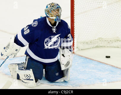 10. Januar 2012 - Tampa, FL - DIRK SHADD |  Zeiten. SP 348606 SHAD LIGHTNING 06 (10.01.12 TAMPA) Tampa Bay Lightning Torhüter Dwayne Roloson (30) blickt auf mit dem Puck im Netz nach Verzicht auf ein Ziel von Vancouver Canucks Manny Malhotra (27) Momente, nachdem der Blitz ein von Steven Tor erzielte Stockfoto