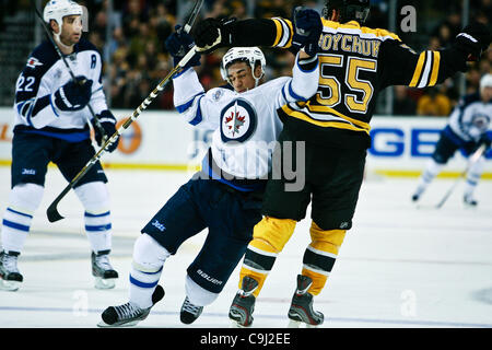 10. Januar 2012 - kollidiert Boston, Massachusetts, USA - Winnipeg Jets linken Flügel Evander Kane (9) mit Boston Bruins Verteidiger Johnny Boychuk (55) in der zweiten Phase des Spiels im TD Garden in Boston, Massachusetts.   Bruins schlagen Jets 5 - 3. (Kredit-Bild: © Mark Box/Southcreek/ZUMAPRESS.com) Stockfoto