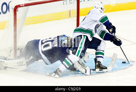 10. Januar 2012 - Tampa, FL - DIRK SHADD |  Zeiten. SP 348606 SHAD LIGHTNING 08 (10.01.12 TAMPA) Tampa Bay Lightning Torhüter Dwayne Roloson (30) wird auf eine Runde durch Verschieben von Vancouver Canucks Mason Raymond (21) für das einzige Tor während des Drehs heraus schlagen wie der Blitz sich 03:55 an der Tampa schlagen Stockfoto