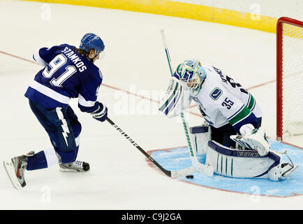 10. Januar 2012 - Tampa, FL - DIRK SHADD |  Zeiten. SP 348606 SHAD LIGHTNING 09 (10.01.12 TAMPA) Tampa Bay Lightning Steven Stamkos (91) bekommt vorbeigekommen, Vancouver Canucks Torhüter Cory Schneider (35) während des Shootings, wie der Blitz sich 5 bis 4 an der Tampa Bay Times Forum in Tampa zu schlagen.  [Dirk Sha Stockfoto