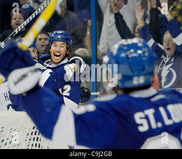 10. Januar 2012 - Tampa, FL - DIRK SHADD |  Zeiten. SP 348606 SHAD LIGHTNING 10 (10.01.12 TAMPA) Tampa Bay Lightning Ryan Malone (12) feiert sein Spiel Ziel zusammen mit Steven Stamkos (91) zu binden, wie Marty St. Louis (26), die einen Assist abgeholt, seinen Stock wirft (im Vordergrund) feiern machen th Stockfoto