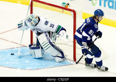 10. Januar 2012 - Tampa, FL - DIRK SHADD |  Zeiten. SP 348606 SHAD LIGHTNING 11 (10.01.12 TAMPA) Tampa Bay Lightning Steven Stamkos (91) bekommt vorbeigekommen, Vancouver Canucks Torhüter Cory Schneider (35) während des Shootings, wie der Blitz sich 5 bis 4 an der Tampa Bay Times Forum in Tampa zu schlagen.  [Dirk Sha Stockfoto