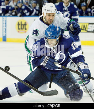 10. Januar 2012 - Tampa, FL - DIRK SHADD |  Zeiten. SP 348606 SHAD LIGHTNING 13 (10.01.12 TAMPA) Tampa Bay Lightning Dominic Moore (19) Schlachten um den Puck beim Abstieg in das Eis gegen die Vancouver Canucks Andrew Alberts (41) während der dritten Periode Maßnahmen auf die Tampa Bay Times Forum in Tampa.  [Di Stockfoto