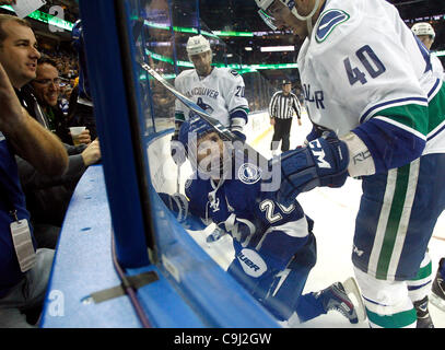 10. Januar 2012 - Tampa, FL - DIRK SHADD |  Zeiten. SP 348606 SHAD LIGHTNING 04 (10.01.12 TAMPA) Tampa Bay Lightning Marty St. Louis (26) schaut hinauf zum Vancouver Canucks Maxim Lapierre (40) nach getrieben in die Bretter während der ersten Periode Aktion an der Tampa Bay Times Forum in Tampa.  [Dirk Shadd Stockfoto