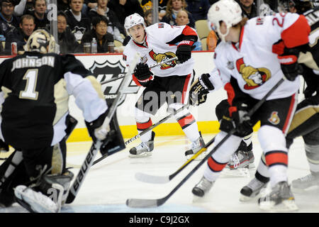10. Januar 2012 - Pittsburgh, PENNSYLVANNIA, US - Ottawa Senators Center Kyle Turris (7) den Puck zwischen Pittsburgh Penguins Torwart Feeds Brent Johnson (1) und Ottawa Senators rechten Flügel Erik Condra (22) während der ersten Periode als die Pittsburgh Penguins den Ottawa Senators bei CONSOL Energy übernehmen Stockfoto