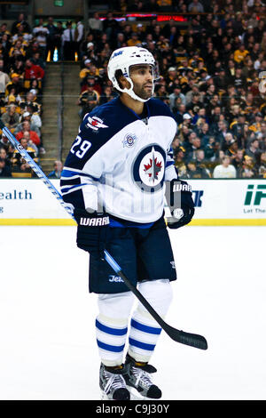10. Januar 2012 - Boston, Massachusetts, USA - Winnipeg Jets Verteidiger Johnny Oduya (29) Schlittschuhe an das Team Bank nach einem Boston Bruins Tor spät in der dritten Periode des Spiels im TD Garden in Boston, Massachusetts.   Bruins schlagen Jets 5 - 3. (Kredit-Bild: © Mark Box/Southcreek/ZUMAPRESS.com) Stockfoto