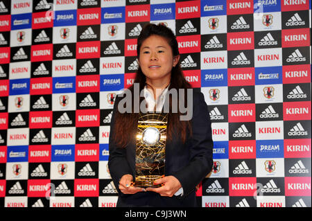 Homare Sawa, 11. Januar 2012 - Fußball / Fußball: Homare Sawa posiert mit der FIFA Frauen Weltfussballer des Jahres-Trophäe im Rahmen einer Pressekonferenz im JFA House in Tokio, Japan. Homare Sawa wurde der FIFA-Frauen Weltfußballer des Jahres ausgezeichnet. (Foto von Jun Tsukida/AFLO SPORT) [0003] Stockfoto