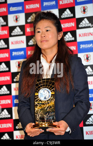 Homare Sawa, 11. Januar 2012 - Fußball / Fußball: Homare Sawa posiert mit der FIFA Frauen Weltfussballer des Jahres-Trophäe im Rahmen einer Pressekonferenz im JFA House in Tokio, Japan. Homare Sawa wurde der FIFA-Frauen Weltfußballer des Jahres ausgezeichnet. (Foto von Jun Tsukida/AFLO SPORT) [0003] Stockfoto