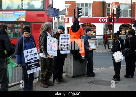 London, UK. 11. Januar 2012. Guantànamo Day of Action - auf 08:00-Demonstranten in der Turnpike Lane in London markieren den 10. Jahrestag der Eröffnung des US-Gefangenenlagers. Stockfoto