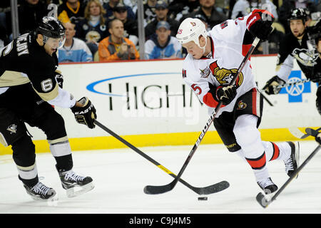 10. Januar 2012 - übernehmen PENNSYLVANNIA, Pittsburgh, USA - Ottawa Senators rechten Flügel Chris Neil (25) den Puck Eis arbeitet, während der Verteidigung von Pittsburgh Penguins Verteidiger Ben Lovejoy (6) in der dritten Periode als die Pittsburgh Penguins den Ottawa Senators im CONSOL Energy Center in Pittsburgh, P Stockfoto