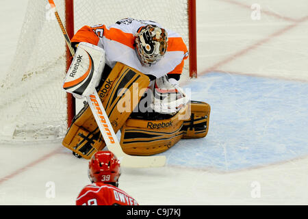 10. Januar 2012 - Raleigh, North Carolina, USA - Philadelphia Flyers Torwart Sergei Bobrovsky (35) während Tonights Spiel. Flyer gegen Hurrikane 2-1 im RBC Center in Raleigh, North Carolina. (Kredit-Bild: © Anthony Barham/Southcreek/ZUMAPRESS.com) Stockfoto