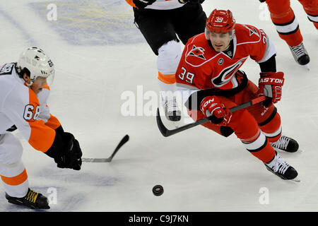 10. Januar 2012 - Raleigh, North Carolina, USA - Carolina Hurricanes rechts Flügel Patrick Dwyer (39) kämpft für den Puck mit Philadelphia Flyers rechten Flügel Jaromir Jagr (68) während Tonights Spiel. Flyer gegen Hurrikane 2-1 im RBC Center in Raleigh, North Carolina. (Kredit-Bild: © Anthony Barham/Sout Stockfoto