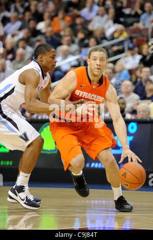 11. Januar 2012 - bewachen Philadelphia, Pennsylvania, USA - Syracuse Orange Guard Brandon Triche (20) mit dem Ball bewacht von Villanova Wildcats Tyrone Johnson (3). In einem Big East Match-up gespielten an das Wells Fargo Center in Philadelphia, Pennsylvania. Villanova verloren nach Syrakus mit einem Score von 79- Stockfoto