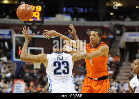 11. Januar 2012 - Philadelphia, Pennsylvania, USA - Syracuse Orange Garde Michael Carter-Williams (1) geht der Ball beim wird bewacht von Villanova Wildcats bewachen Dominic Cheek (23). In einem Big East Match-up gespielten an das Wells Fargo Center in Philadelphia, Pennsylvania. Villanova, Syrac verloren Stockfoto