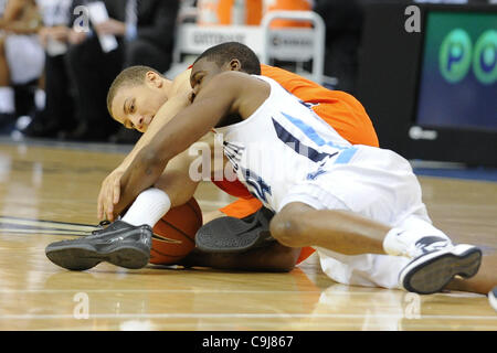 11. Januar 2012 - Philadelphia, Pennsylvania, USA - Syracuse Orange Guard Brandon Triche (20) und Villanova Wildcats Achraf Yacoubou (24) Kampf für eine lockere Kugel beim liegen auf dem Platz Wache. In einem Big East Match-up gespielten an das Wells Fargo Center in Philadelphia, Pennsylvania. Villanova verloren t Stockfoto