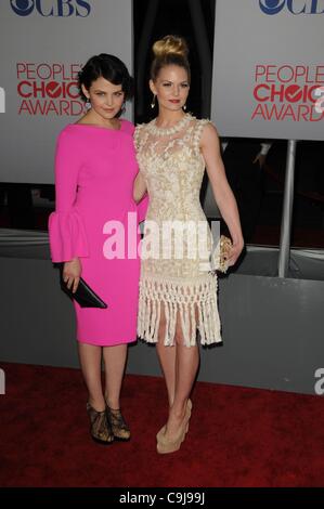 Ginnifer Goodwin, Jennifer Morrison im Ankunftsbereich für Peoples Choice Awards 2012 - Ankünfte, Nokia Theatre L.A. Live, Los Angeles, CA 11. Januar 2012. Foto von: Dee Cercone/Everett Collection Stockfoto